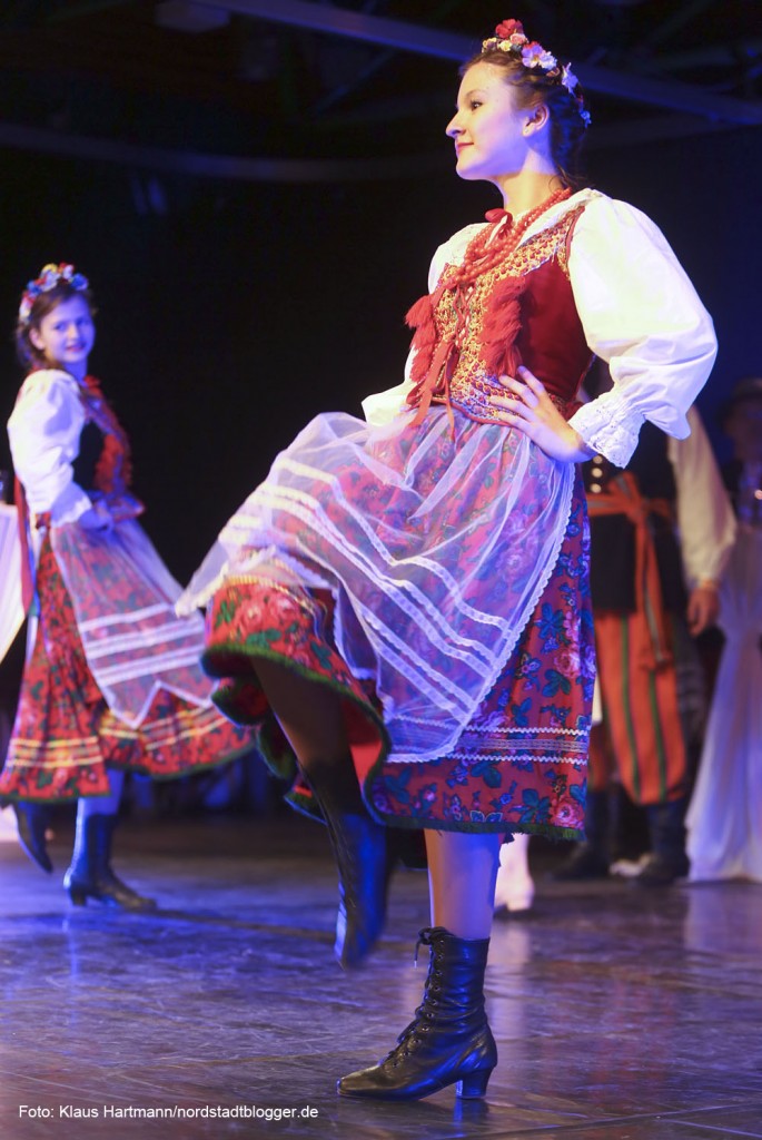 Folkloretänzerinnen und -tänzer begeistern mit ihrem Tanzstück Suburbian Ballad im Dietrich-Keuning-Haus