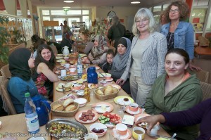 Elternfrühstück im FABIDO Familienzentrum Stollenstraße in der Nordstadt. 3. v. rechts: Dezernentin Waltraud Bonekamp