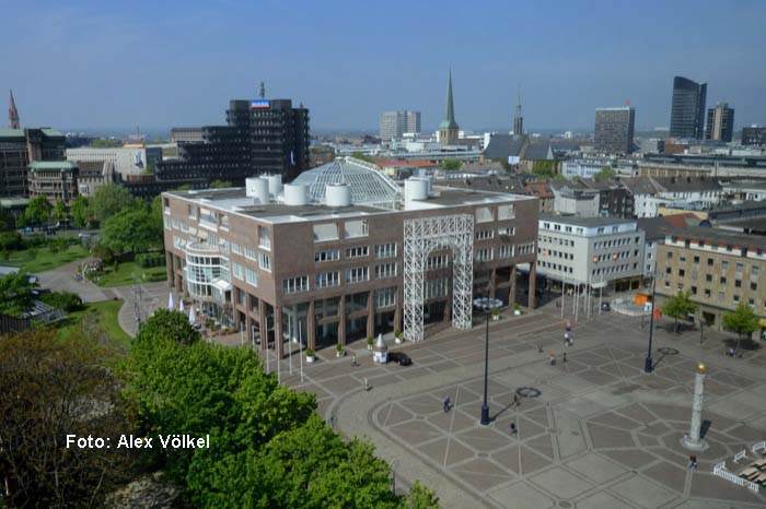 Stadtansicht Rathaus Dortmund mit Friedensplatz und City-Skyline. Foto: Alex Völkel