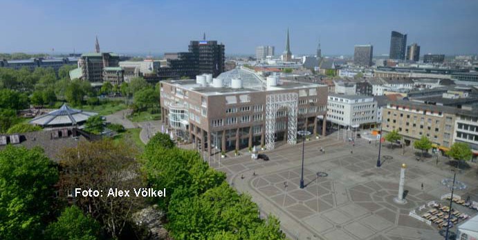 Stadtansicht Rathaus Dortmund mit Friedensplatz und City-Skyline. Foto: Alex Völkel