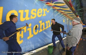 Die Osterkirmes eröffnet am Wochenende. Letzte Vorbereitungen vor dem Start