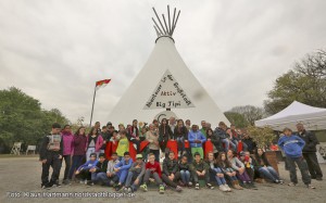 Big Tipi ist wieder eröffnet. OB Ullrich Sierau mit Kindern vor dem Zelt