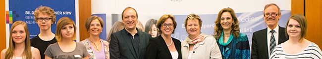 Gruppenbild der Schülerinnen und Schüler mit Sylvia Löhrmann, Ministerin für Schule und Weiterbildung des Landes Nordrhein-Westfalen, und Ute Schäfer, Ministerin für Familie, Kinder, Jugend, Kultur und Sport. Foto: Julia Reschucha / LVR-ZMB