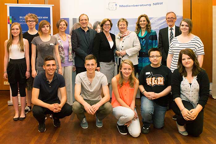 Gruppenbild der Schülerinnen und Schüler mit Sylvia Löhrmann, Ministerin für Schule und Weiterbildung des Landes Nordrhein-Westfalen, und Ute Schäfer, Ministerin für Familie, Kinder, Jugend, Kultur und Sport. Foto: Julia Reschucha / LVR-ZMB