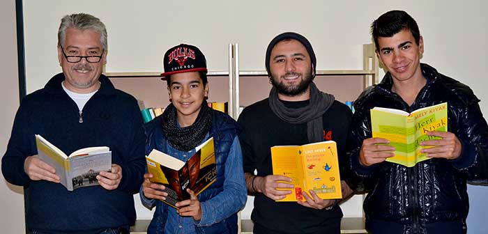 Bücher von Mely Kiyak, Fatih Cevikkollu, Hamed Abdel-Samad und vielen weiteren interessanten Autoren finden sich in der Jugendbibliothek.