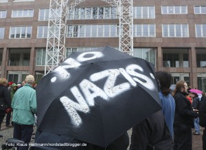 Nach versuchten Rathaussturm der Nazis am Wahlabend: Demonstration gegen Rechts.