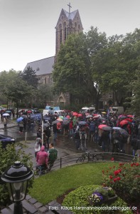 Nach versuchten Rathaussturm der Nazis am Wahlabend: Demonstration gegen Rechts.