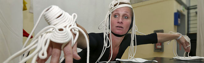 Edda mag nicht, Theaterstück für Kinder und Erwachsenen ab Fünf im Depot. Tänzerin und Schauspielerin Birgit Görtz als Spaghetti
