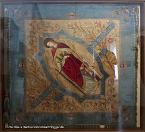 Restaurierte Fahne des Martener Knappenvereins wird im Hoesch-Museum ausgestellt