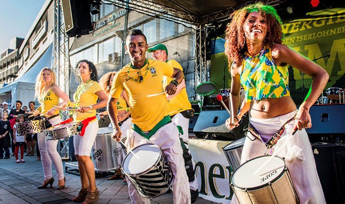 Banda Pelodum treten beim Familientag Brasilien auf. 
