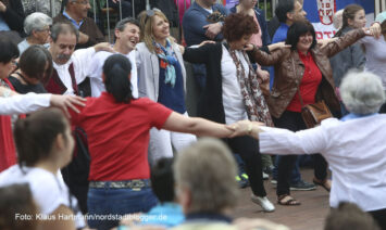 Tanzfolk 2014 am Dietrich-Keuning-Haus. Beim Sirtaki machten alle mit