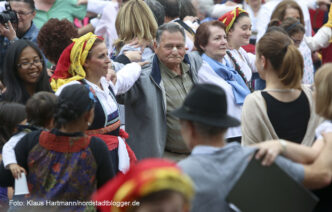 Tanzfolk 2014 am Dietrich-Keuning-Haus. Beim Sirtaki machten alle mit