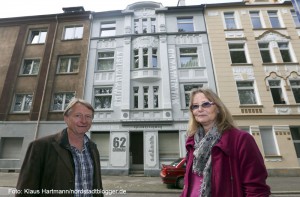 Bilderflut: Sieben Gebäude mit neuer Fassadengestaltung. Hauseigentümer Franjo Eulering und Anne Jakob vor ihrem Haus in der Gronaustraße