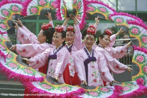 Tanzfolk 2014 am Dietrich-Keuning-Haus. Fächertanz, Korea