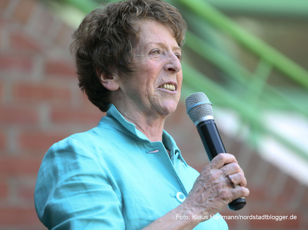 Tanzfolk 2014 am Dietrich-Keuning-Haus. DKH-Leiterin Helga Kranz freute sich übers Geburtstagsständchen