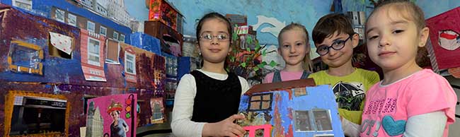 Kinder der Kita Dürener Straße haben den Borsigplatz im Rahmen eines Kunstpprojekts nachgebaut.