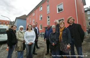 DOGEWO21 übergibt Häuser in der Nettelbeckstraße an Lebenshilfe. Annemarie Reyer, 4. v. rechts, zieht in ihre erste eigene Wohnung.