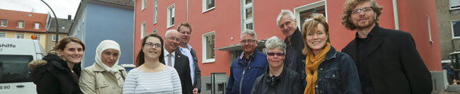 DOGEWO21 übergibt Häuser in der Nettelbeckstraße an Lebenshilfe. Annemarie Reyer, 4. v. rechts, zieht in ihre erste eigene Wohnung.