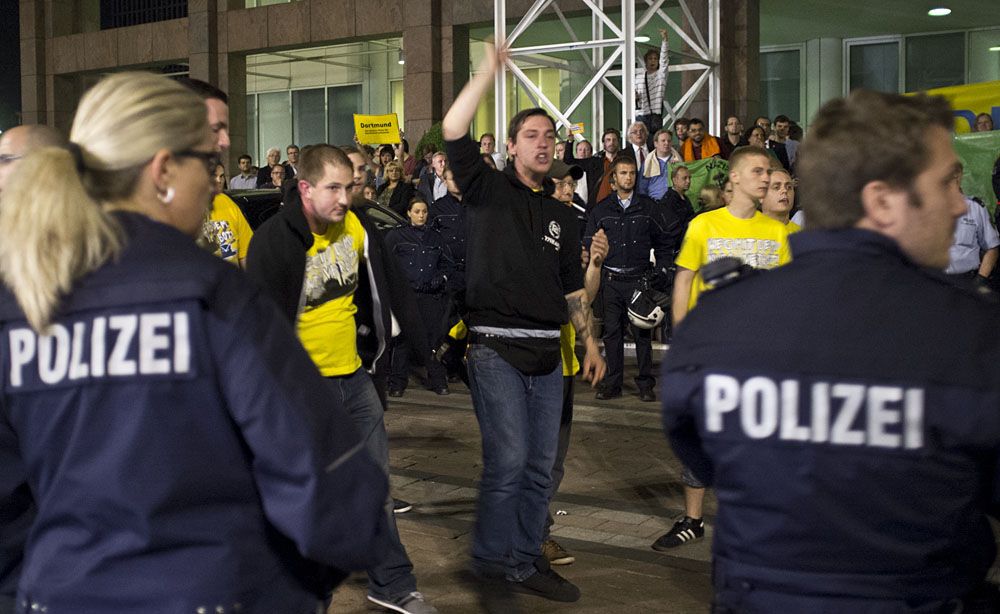 Mitglieder der Partei Die Rechte versuchen sich am Abend der Kommunalwahl Eintritt ins Dortmunder Rathaus zu verschaffen
