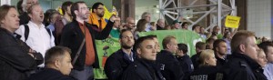 Mitglieder der Partei Die Rechte versuchen sich Eintritt ins Dortmunder Rathaus zu verschaffen