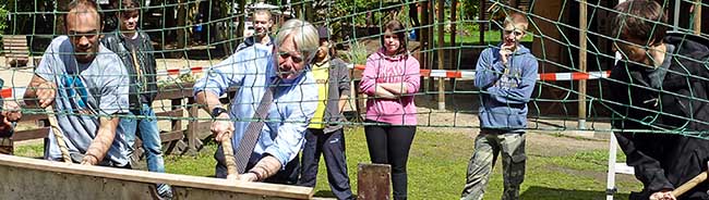 In etwa vier bis sechs Wochen soll der Bolzplatz in neuem Glanz erstrahlen und nach der Fertigstellung des Big Tipi die Erlebniswelt Fredenbaum wieder für mehr Abenteuer in der Großstadt sorgen.