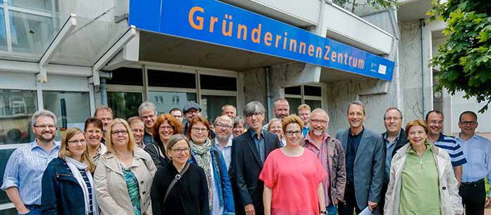 Die Theologen vor dem Gründerinnen-Zentrum an der Bornstraße. Foto: Schütze/VKK