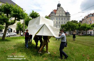Das erste Kunstprojekt ist fertig: Ein "Origami-Fahrzeug" in Übergröße hat Frank Bölter mit Anwohnern erstellt und auf dem Borsigplatz geparkt.