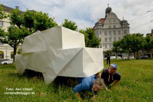 Das erste Kunstprojekt ist fertig: Ein "Origami-Fahrzeug" in Übergröße hat Frank Bölter mit Anwohnern erstellt und auf dem Borsigplatz geparkt.