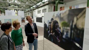 Gabi Dobovisek und Claudia Schenk lassen sich von Laurens Korteweg durch die Ausstellung führen. Foto: Alex Völkel