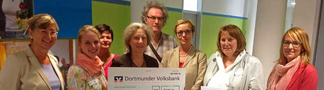 Petra Weber-Schwene (Mitte mit Scheck), Präsidentin von Soroptimist International in Dortmund, überreichte den Scheck für das Bildungspatenprojekt "SchlauDabei" des Diakonischen Werkes. (Foto: Joachim vom Brocke)