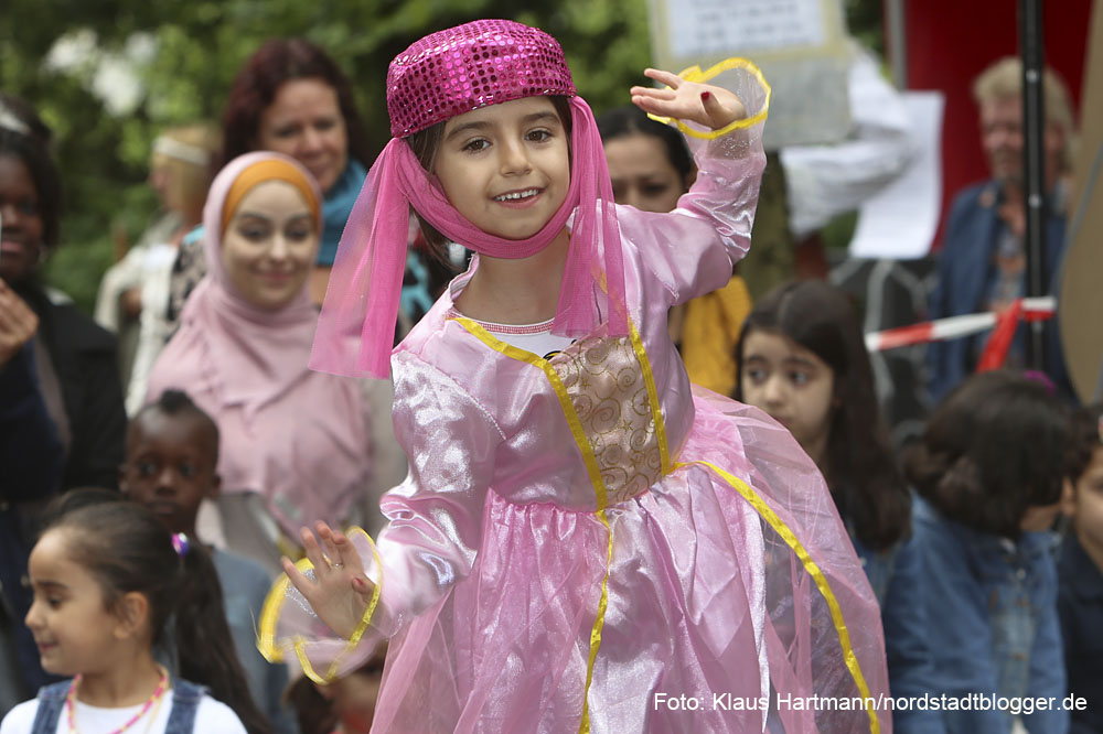 Fabido-Einrichtungen feiern Multikulti im Mittelalter. Tänzerin aus der pinkfarbenen Gruppe