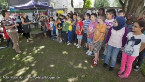 Erstes Gartenfest Bürgergarten Kleine Heroldstraße. KInder der Grundschule Kleine Kielstraße singen zum Auftakt ein Lied