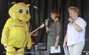 Hoeschpark-Fest 2014. Moderatorinnen Annette Kritzler und Karin Beher, v. rechts, interviewen Biene Emma