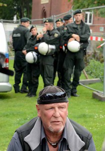 Mitglieder und Unterstützer der Partei „Die Rechte“ begleiteten ihren Ratsvertreter Siegfried Borchardt zum Rathaus.