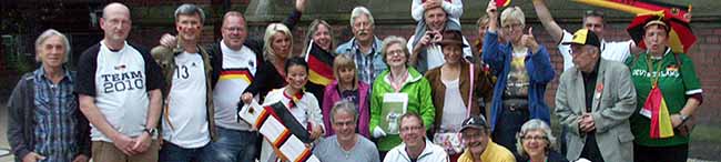 Fans feiern in der Halbzeitpause (des Spiels Deutschland gegen Ghana) im Kirchgarten der Pauluskirche (Foto: privat)