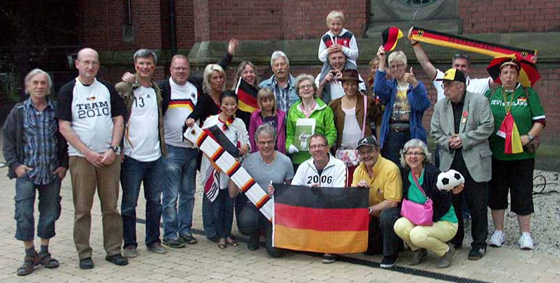 Fans feiern in der Halbzeitpause (des Spiels Deutschland gegen Ghana) im Kirchgarten der Pauluskirche (Foto: privat)