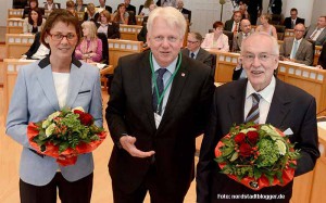 Oberbürgermeister Ullrich Sierau (Mitte) gratuliert Bürgermeisterin Birgit Jörder und Bürgermeister Manfred Sauer