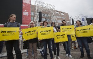 1. Ratsitzung des neu gewählten Dortmunder Stadtrat mit Siegfried "SS-Siggi" Borchardt. Protest gegen den Einzug des Kandidaten der Partei die Rechte