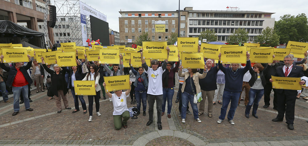 1. Ratsitzung des neu gewählten Dortmunder Stadtrat mit Siegfried "SS-Siggi" Borchardt. Protest gegen den Einzug des Kandidaten der Partei die Rechte