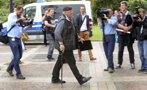 1. Ratsitzung des neu gewählten Dortmunder Stadtrat mit Siegfried "SS-Siggi" Borchardt. Siegfried Borchardt auf dem Weg zu seiner ersten Ratssitzung