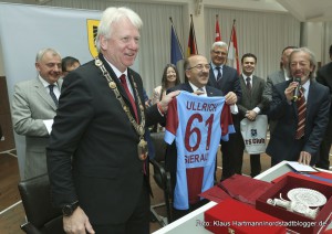 Feierliche Unterzeichnung der Städtpartnerschaft zwischen der Türkischen Stadt Trabzon und Dortmund. Dr. Orhan Fevzi Gümrükcüoglu, Oberbürgermeister Trabzon überreicht Ullrich Sierau ein Trikot von Trabzonspor