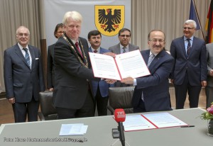 Feierliche Unterzeichnung der Städtpartnerschaft zwischen der Türkischen Stadt Trabzon und Dortmund. Dr. Orhan Fevzi Gümrükcüoglu, Oberbürgermeister Trabzon, und Ullrich Sierau mit der Urkunde