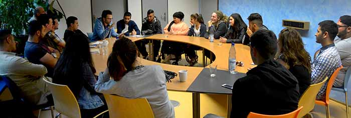 Der Kabarettist und Autor Fatih Çevikkollu diskutierte mit Nordstadt-Jugendlichen über politisches Engagement, Integration und Partizipation.