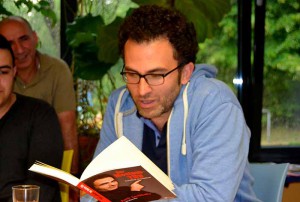 Der Kabarettist und Autor Fatih Çevikkollu diskutierte mit Nordstadt-Jugendlichen über politisches Engagement, Integration und Partizipation.