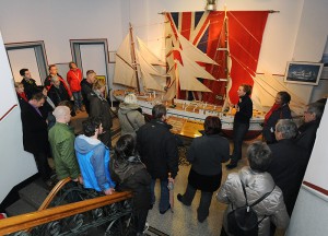 Eine Fackeltour durch den Hafen bei Nacht. Foto: H. Appelhans/ Hafen AG