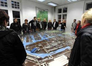 Eine Fackeltour durch den Hafen bei Nacht. Foto: H. Appelhans/ Hafen AG