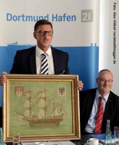 Der Maler Anton Gottlob hat im Jahr 1951 eine Hansekogge gemalt und mit den Wappen von Hamburg und Dortmund versehen. Foto: Völkel