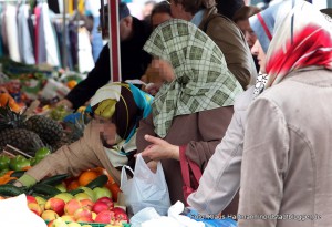 Muslimische Frauen auf dem Wochenmarkt