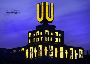 Der U-Turm am Abend in schwarz-gelb. Das Brauereirelikt ist ein Dortmunder Wahrzeichen. Foto: Alex Völkel