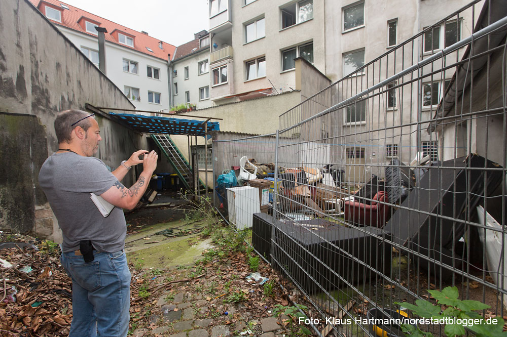 In einem der Hinterhöfe fotografiert Andreas Horst eine Müllablagerung